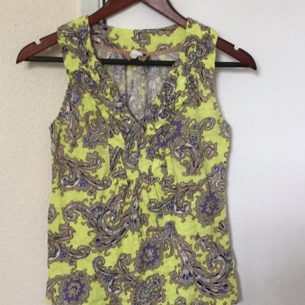 Akemi + kin XS yellow paisley top